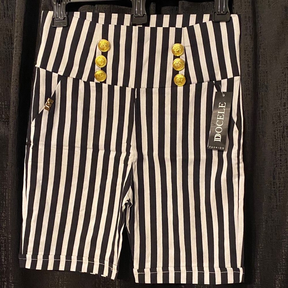 Black and White Striped Women's Shorts size L.  DOCELE